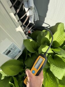 Refrigerant leak detector